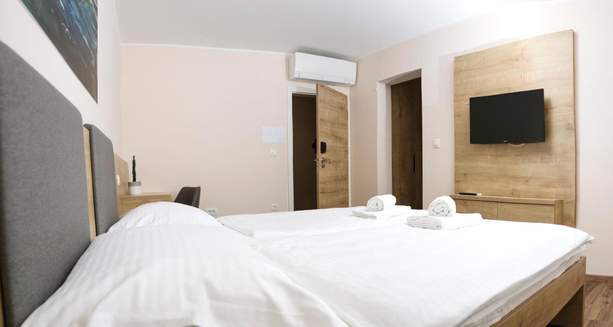 Gostilna S Prenocisci Pav Hotel Rakek Екстериор снимка